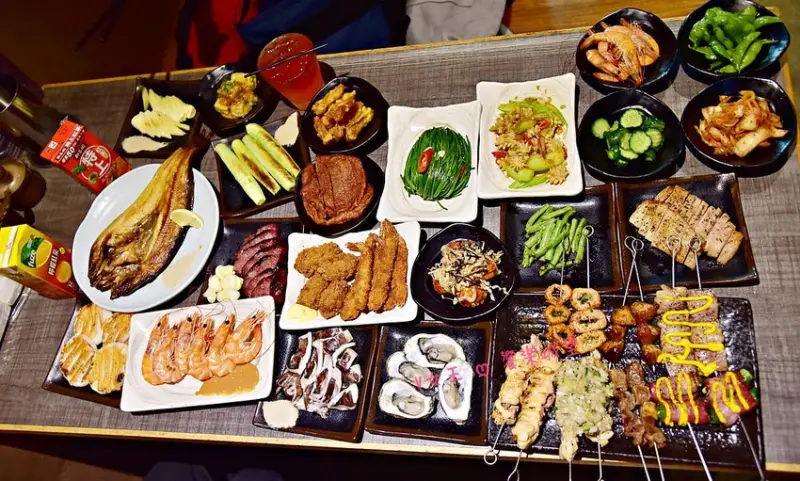 串燒殿 西門店 ll 想吃燒烤不用自己動手，$499 現點現做 幫你烤好讓你吃飽，居酒屋料理、串燒、炸物、熟食、飲料，一次滿足你 !