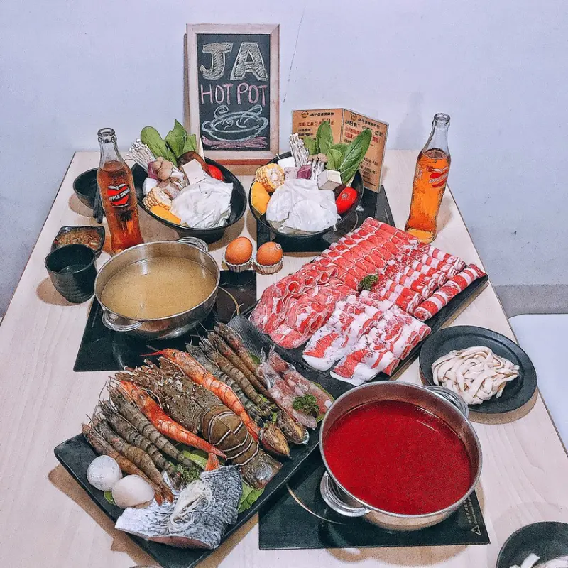 JA火鍋 板橋巷弄 超值豪華龍蝦海鮮小火鍋+16盎司大肉盤 價格親民又新鮮 不愛吃菜可換肉！(獨)特色客家風味湯頭