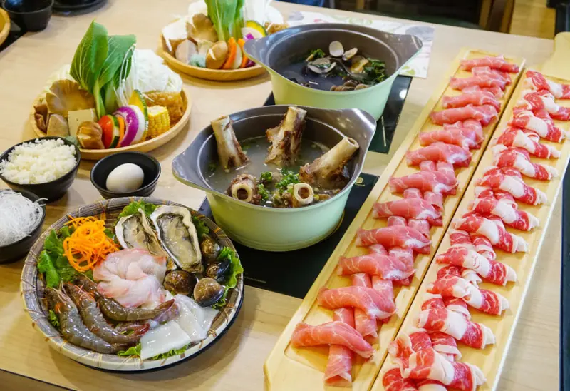 [高雄火鍋推薦]星野肉肉鍋-豪氣12盎司大肉盤!超鮮美蛤蜊鍋x濃郁大骨鍋 - 美食好芃友