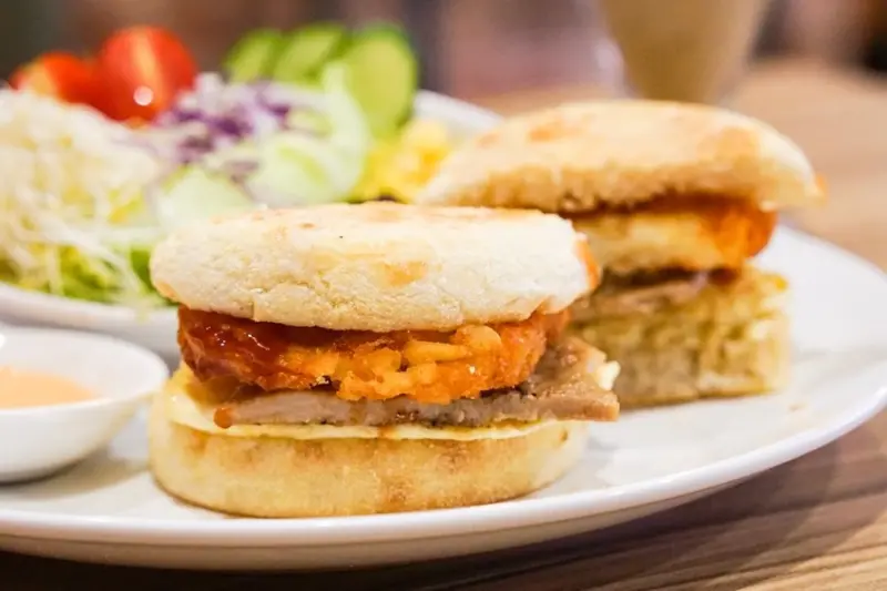 【高雄 蕃茄村。夢幻紫的漸層漢堡／健康取向的營養早午餐】建功店