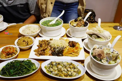 【中和米其林美食小吃】雙月食品社 料多疊如小山 路邊攤價格 養身湯品 必吃限量油飯 含菜單價位