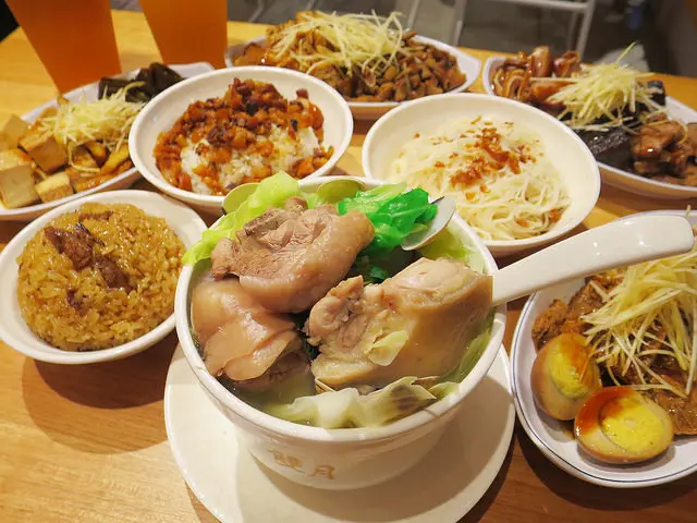 【台北養生料理】雙月食品社(中和店)，蛤蜊燉雞湯料多實在，每日新鮮溫體的仿土雞腿肉，特別香甜Q彈有勁～