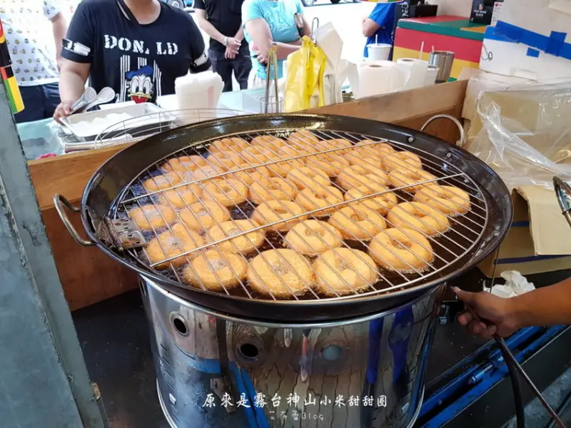 《高雄美食》原來是霧台神山小米甜甜圈❤麻糬口感的現炸甜甜圈！外酥內軟Q~