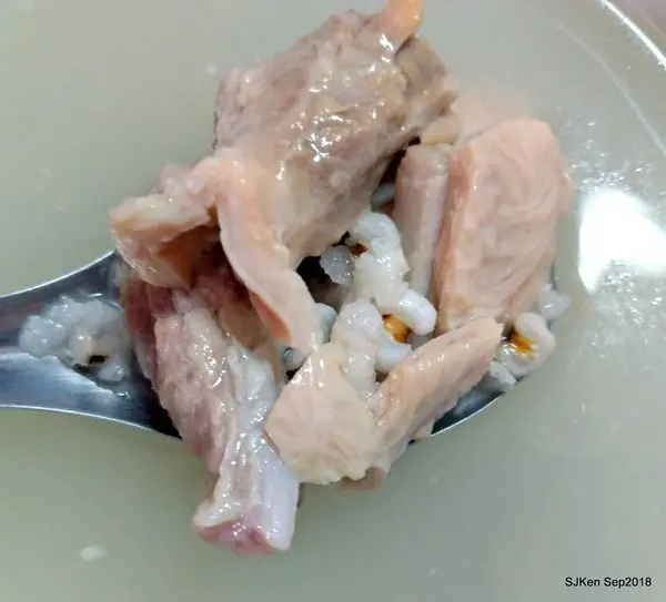 (台北捷運大橋頭站周邊美食)「大稻埕慈聖宮廟前四神湯」--- 廟前平價美味小吃攤的「肉包」與「蝦餃」與「四神小肚湯」