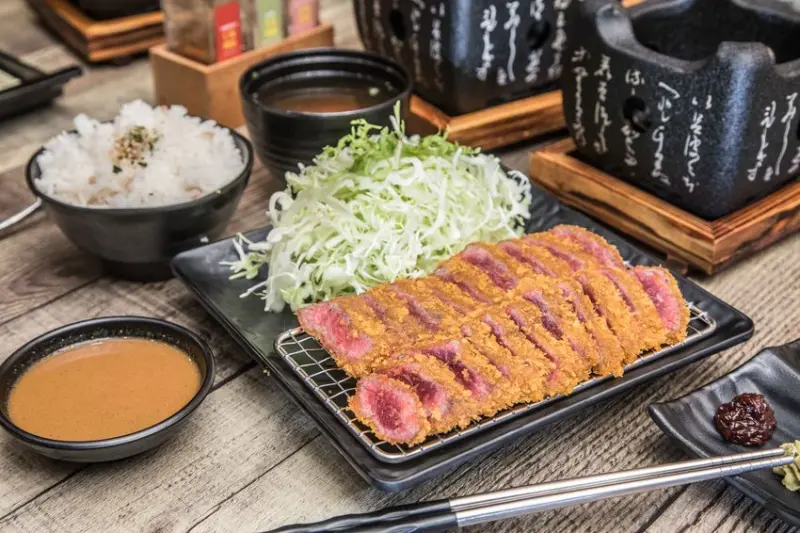 [桃園市]人氣炸牛排桃園首發店！一個人也能大啖燒肉唷～虎次郎日式炸牛排-新光三越桃園站前店 - 大手牽小手。玩樂趣