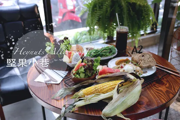 台中西區｜堅果小巷 Heynuts Alley Cafe｜老宅空間裡兩層樓高的藍綠色鸚鵡壁畫 光線極好餐點也棒