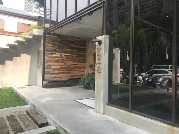 【台中 西區】台中早午餐推薦堅果小巷Heynuts alley cafe 超自然光玻璃屋