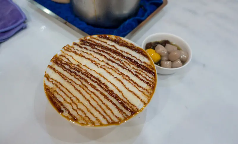 | Taiwan Hualien 台灣 花蓮 花蓮市區 ☻ 正宗包心粉圓專賣店 | 超花俏的空中拉焦糖 . 最好吃的包心粉圓 . 花蓮在地人都吃這間