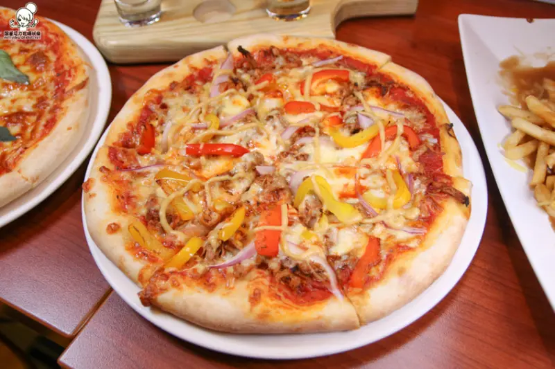 平價親民價位的The Mercury 水星餐館，在地歐美口味之手作披薩、美食料理 X 巨蛋商圈巷弄酒館 - 跟著尼力吃喝玩樂＆親子生活