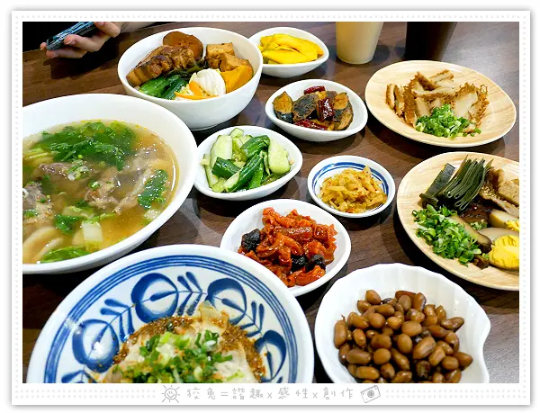 [高雄食記] 美華麵店~左營牛肉麵推薦！鄰近蓮池潭的超人氣網美餐廳！選擇多樣化的滷味小菜！清燉牛肉麵疙瘩、紅油炒手、控肉飯！