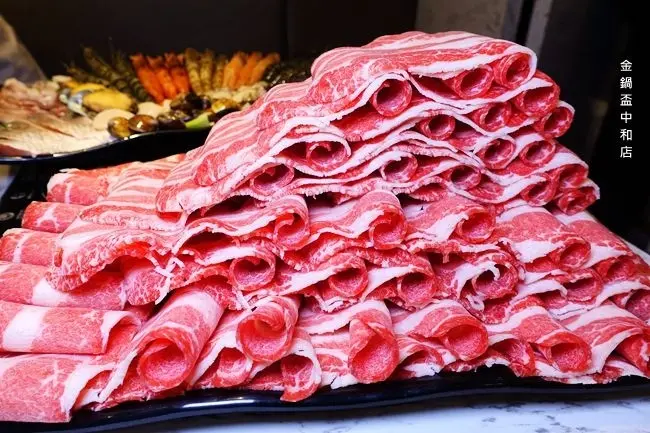 中和火鍋 ▶ 金鍋盃中和店 ▶ 四號公園旁超霸氣火鍋! 好浮誇的50盎司雪花牛 青菜無限續 18種湯底任你選! #永安市場站美食