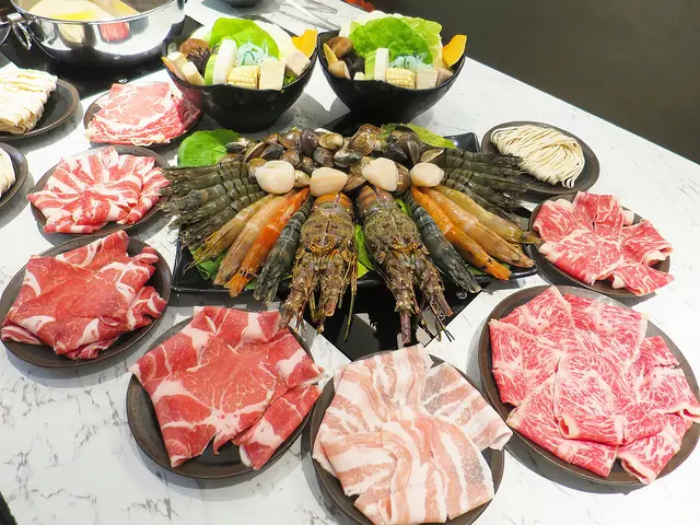 【中和火鍋】金鍋盃中和店，超澎湃四人全蝦套餐，將近20隻蝦子吃爽爽，大推澳洲9+板腱肉、西班牙伊比利豬！