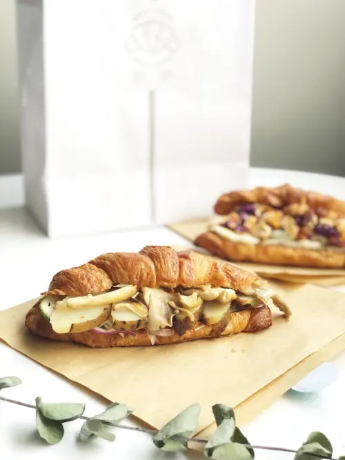 『台北美食』松山區。餉餉｜9/12試營運。從今天起早晨能吃到炭香可頌，是幸福。