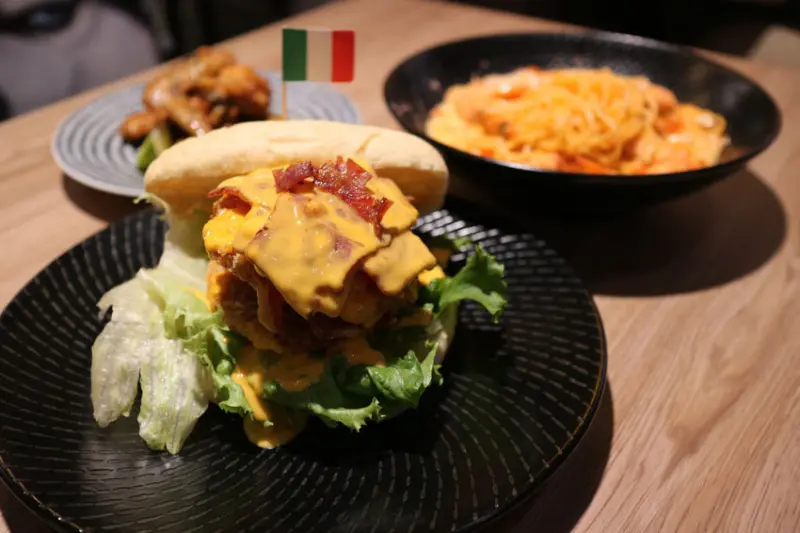 (忠孝復興站)台北東區美食『媽 ! 有狗』在啃拖鞋堡,寵物友善餐廳,東區創意料理,聚餐約會,不收服務費、有免費的WIFI提供