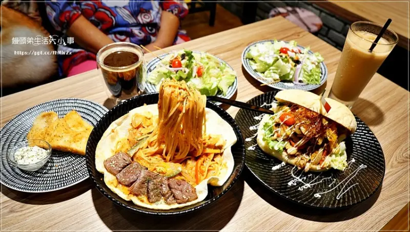【台北美食】媽!有狗在啃拖鞋堡／忠孝復興捷運站／東區巷弄美食／寵物友善餐廳／拖鞋堡專賣店／創意料理／義大利麵／燉飯／輕食／飲料／甜點 (附菜單)