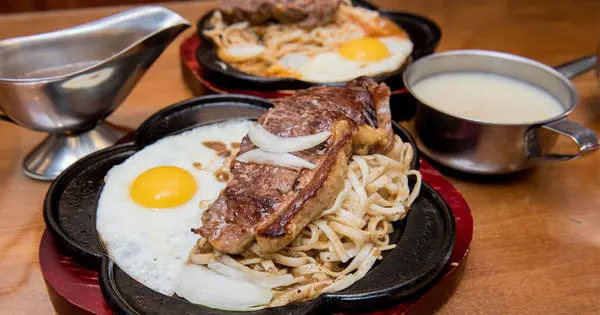 【台南新市區美食】麻辣與牛排的結合｜百元平價排餐｜66盎司超大牛排｜免費加飯加麵｜濃湯飲料波霸奶茶免費喝~19號倉庫鐵板牛排新市店        
      