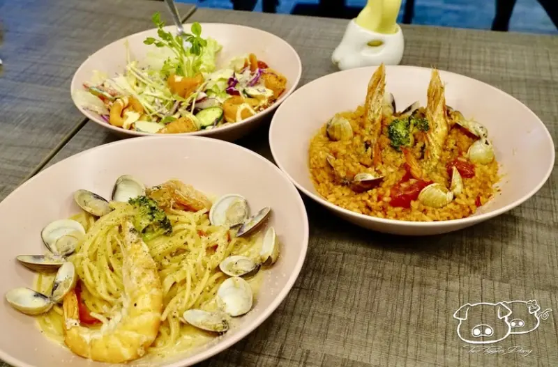 [內湖食記]Green Bunny_內科人的美食小花園_義大麵、燉飯與輕食_堅持自製醬汁風味_娃娃布偶伴左右_兩隻豬的日常