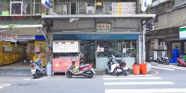 【三重美食】無名麵飯小吃店-不少附近居民推薦的小吃店