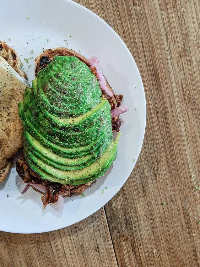 :::桃園蘆竹:::窩事咖啡Worthy Cafe 🥑酪梨的世界🥑酪梨三明治，酪梨牛肉漢堡，漢堡加蓋挑戰！南崁美食