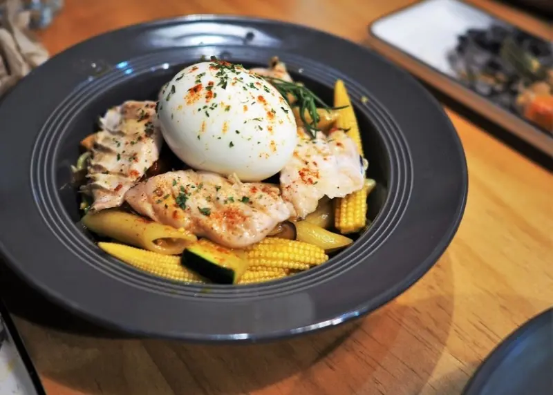 【台北大直 | 餐廳】靜巷裡的沉鬱質感餐館✳寬寬餐酒 KUAN KUAN Cafe x Bar