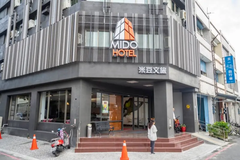 台東住宿推薦 米豆文旅｜交通便利，特色彩繪主題房，阿鋐炸雞，卑南豬血湯，廟口鹹酥雞 · 算命的說我很愛吃