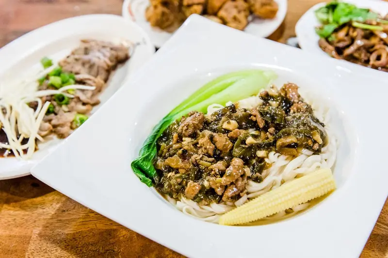 【台北捷運美食】【忠孝新生站美食】臨沂街黑白切.響福麵、麻辣軟管