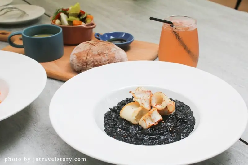 ConfitRémi 黑米Café‧Bistro 海鮮控必吃濃郁墨魚燉飯、粉紅海鮮燉飯，鮮味十足、用料實在！【捷運萬隆】 @J&A的旅行