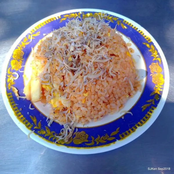 (台北捷運大橋頭站周邊美食)「阿蘭大鼎魩仔魚蛋炒飯」--- 大稻埕慈聖宮美味小吃「魩仔魚蛋炒飯」與「蝦仁蛋包湯」。