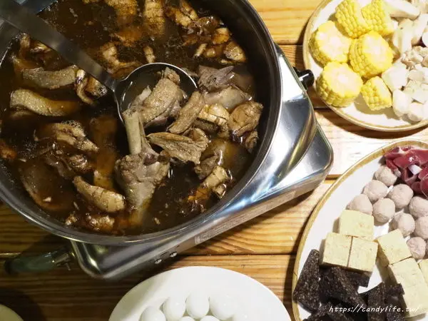 台中美食│漢王薑母鴨-逢甲店（青海）〃好吃薑母鴨推薦！湯頭超讚，令人回味無窮，逢甲免費停車！打卡還有送小菜一盤～        
      