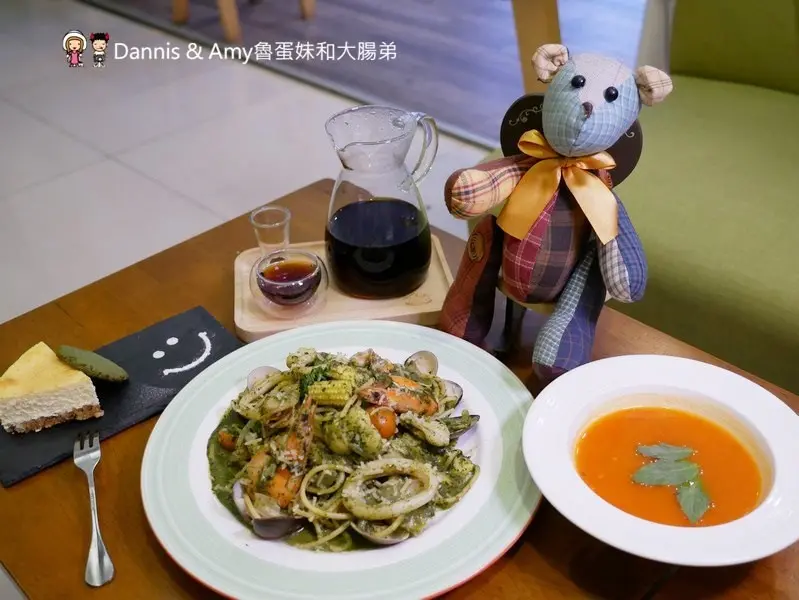 《竹北咖啡店分享》到“初幕”咖啡廳找回最初的夢想。自家烘焙手沖咖啡。自製早午餐。義大利麵燉飯甜點輕食菜單菜色推薦︱影片 - Dannis & Amy魯蛋妹和大腸弟