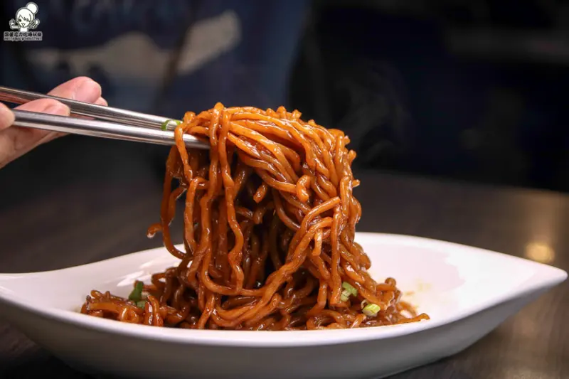 難以忘懷的馬來西亞 家鄉牛什，精燉香濃甜味的牛肉麵、特製牛肉醬乾拌麵、手工現包炸雲吞 - 跟著尼力吃喝玩樂＆親子生活