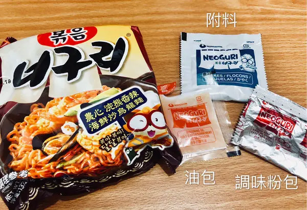 【農心｜浣熊香辣海鮮炒烏龍麵】香香辣辣好滋味，很促咪的找浣熊泡麵，麵條古溜有彈性