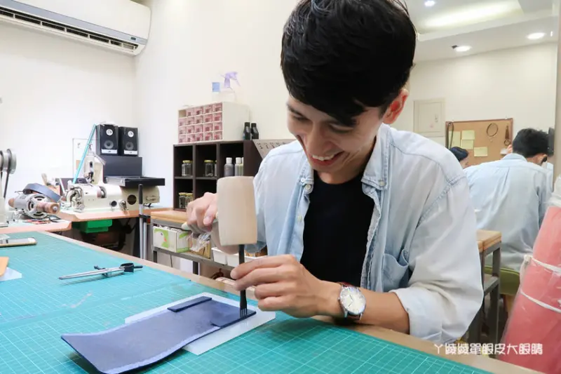 新竹手工皮件推薦，About Story手作皮件DIY教學- ㄚ綾綾單眼皮大眼睛