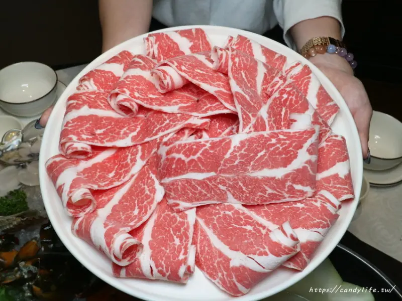 金粥到港式火鍋│冬瓜原盅白玉粥底煮火鍋，口感更加滑嫩鮮美，吃粥又能吃鍋，一次品嘗兩種美味～