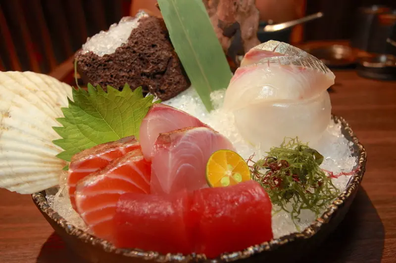 吃。高雄|左營區|專業日式料理，傳統江戶用餐氛圍，很超值的商業午餐，整體餐點美味 「墨吉日本料理」。