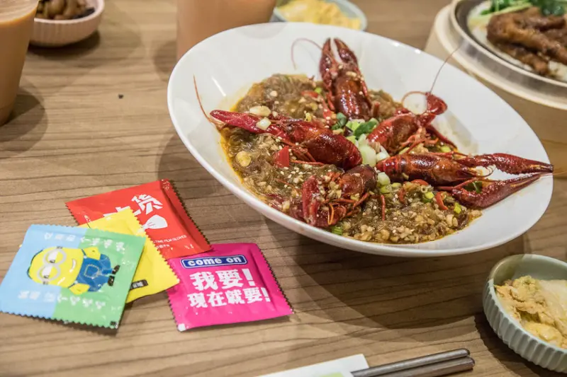 [台北中正]Qsquare 京站時尚廣場美食推薦！美食街也能吃到麻辣小龍蝦！小港點．大師嚴選 - 大手牽小手。玩樂趣