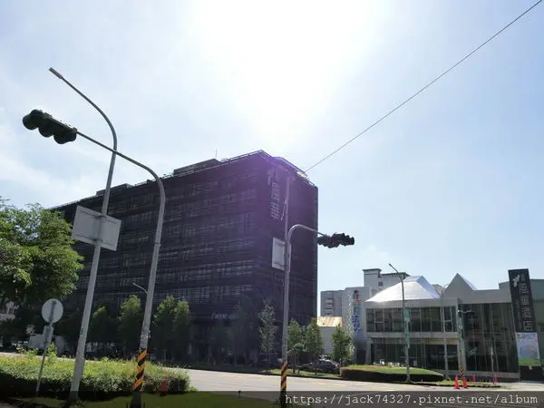 {嘉義住宿}嘉義親子飯店推薦：嘉楠風華酒店：每間房都是RC鋼筋混土隔間隔音效果佳，獨棟「奇幻魔法堡」，400萬二層樓金屬溜滑梯讓寶貝玩到不想要回家