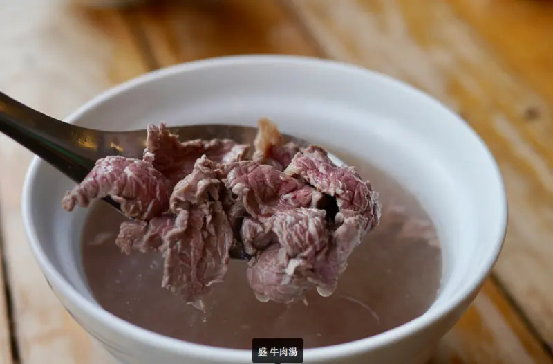 國華街吃台南味：「盛牛肉湯、包財刈包、阿娟魯麵肉粽、布萊恩紅茶」、逛水仙宮菜市仔(2018台南遊五)