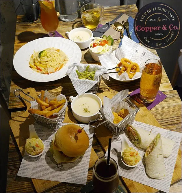 【台中美食】Copper＆Co. Café，金屬工業風結合運動風又帶溫馨的裝潢，餐點好吃，CP值高。提供咖啡、調酒、茶以及各式餐點，還有大螢幕可以看世足賽喔 [體驗卷]
