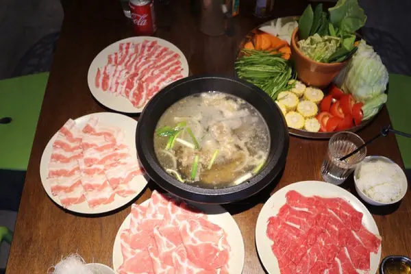 【台北｜大吉石頭火鍋】東區最華麗的火鍋菜盤，石頭火鍋專賣店，今年冬天不能錯過，東區火鍋推薦（內附完整菜單）