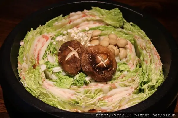 《大吉石頭火鍋》同時滿足味覺和視覺的千層鍋