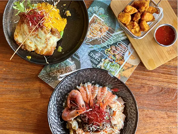 【新北美食￭林口區】Eat Enjoy 意享美式廚房 林口店 x 海味滿滿痛風燉飯，超大人氣好吃說讚！招牌手作千層蛋糕，人氣必點不吃後悔║ 新北餐廳、寵物友善餐廳