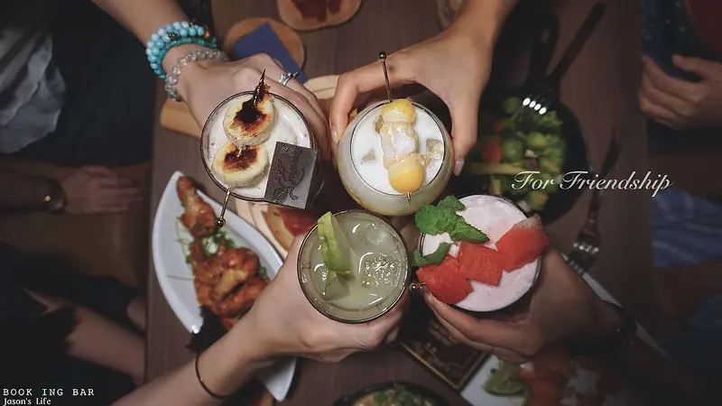 【台北大安｜美食】近國父紀念館站，下班小酌的好地方，美食美酒兼具的特色酒吧，光是進門方式就很特別。Book ing Bar