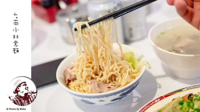 這家賣到凌晨一點的意麵攤，用餐時間根本是人擠人，然後小菜真的好吃，豬皮一份才10元｜布雷克出走旅行視界