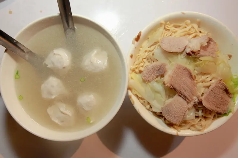 吃。台南|中西區| 食尚玩家採訪過，飄香超過ㄧ甲子，只賣下午時段至宵夜，整體口感頗有水準定價合理範圍「小杜意麵」。