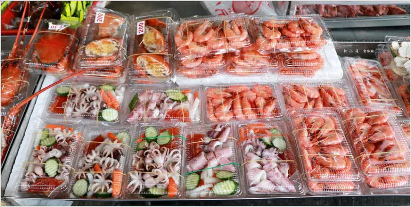 【高雄‧茄萣】興達港觀光漁市‧高雄買海產就到興達港 店家試吃不手軟 從第一間吃到最後一間 未買先嘴軟