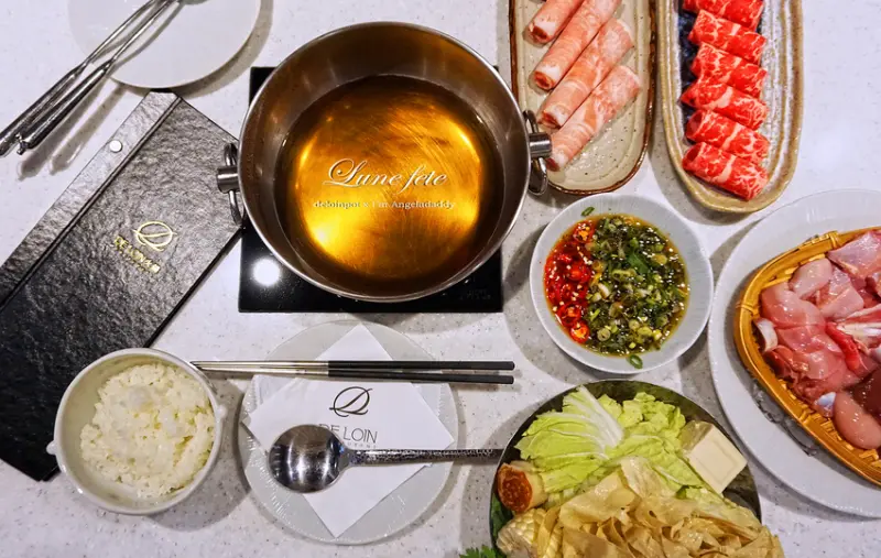    [內湖鍋物|大直火鍋推薦] De Loin 德朗火鍋明水店 熬煮13小時法式滴鑽澄清雞湯 每100g熱量僅7大卡 滿足愛吃鍋又怕胖的你！＃美國Prime牛小排 ＃伊比利豬松阪 ＃上選桂丁雞 