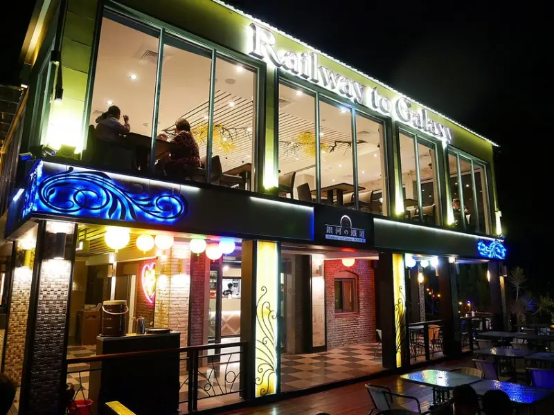 彰化社頭夜景餐廳推薦，180度無邊際環景還有火車近距離欣賞，假日早點報到還能順便賞夕陽-銀河鐵道望景餐廳