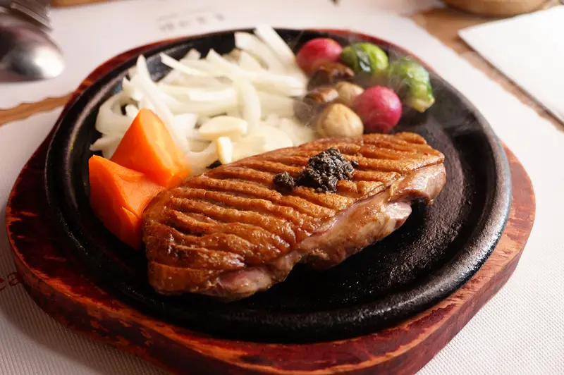 【台南牛排】丹妮牛排 ｜ 台南新天地週邊美食 ｜ 營業到凌晨一點的牛排館 ｜ 中西區美食樞紐