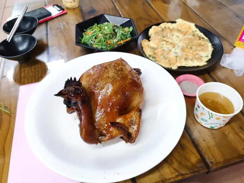 【南投仁愛鄉美食】清境阿東窯仔雞，酥脆外皮、肉嫩多汁，小碗雞油湯讓你沾個夠!(南投美食/南投甕窯雞/南投清境美食)